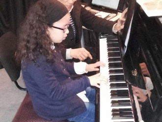 En  coursde piano avec la petite malak.
