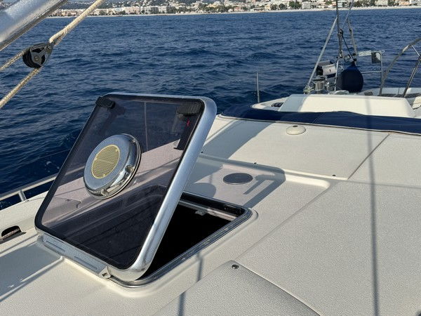 Hublot de pont avec aérateur solaire