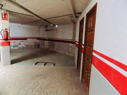 Chambres ,terrasse,parking,piscine,salle de bain,salon.