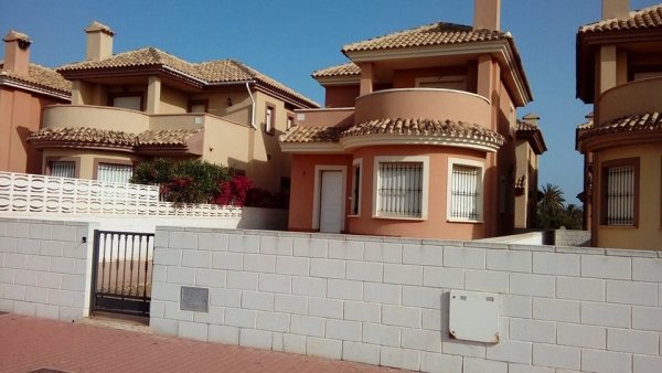 149900 € Los Alcazares villa neuve ind 110m² 2 ch 2 sdb 600 m plage