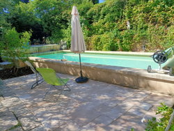 La piscine de 9mx4m avec ses deux terrasses.