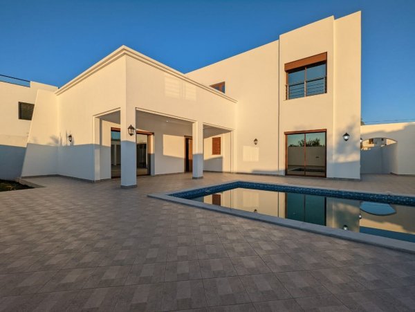 Vente Villa LAVAL F4 lumineuse piscine Djerba Tunisie