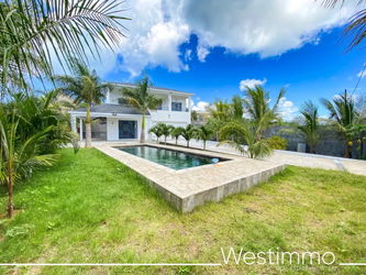 PEREYBERE - Location long terme villa neuve de 5 chambres avec terrasse, piscine et jardin.