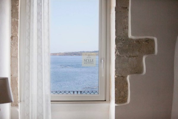 Vente 2 appartements rénovés meublés Ortigia Cour vue mer ! Italie