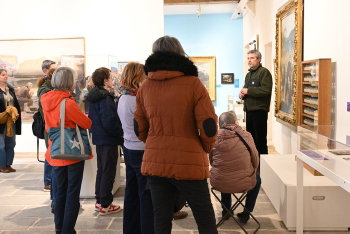 Lecture dans l'exposition "Trésors regards choisis dans collection musée "