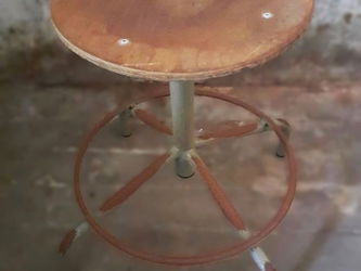 Tabouret d&#039;atelier vintage année 1950 Renaix Belgique