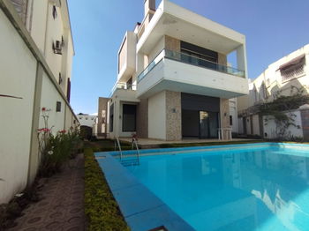 Annonce location ANDROHIBE – GRANDE VILLA F8 MODERNE JARDIN PISCINE DANS 1 RESIDENCE SECURISEE 5 MINUTES DES ECOLES Antananarivo