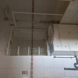 Salle de bain équipée pour machine à laver le linge