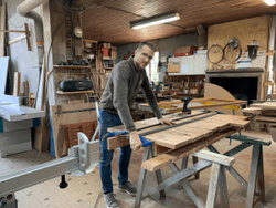 Jeune et travailleur, un metier dans les bras