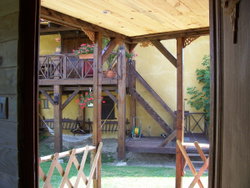 L'escalier d'accès et la terrasse du gîte, vus depuis la terrasse du Pavillon Oriental
