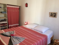 la plus grand chambre où vous trouverez ( placard penderie comme dans la plus petite ) mais aussi lit bébé et bureau ..
