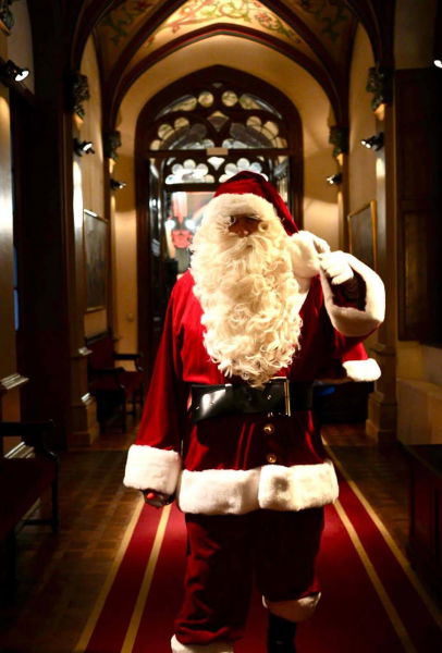 Père Noël à domicile, spectacle comique et participatif, animations de rue burlesques lumineuses pour vos marchés de Noël