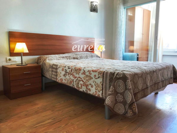 Appartement à vendre à Roses, avec 41 m2, 1 chambre et 1 salle de bain, piscine, ascenseur et meublé.