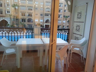 Balcon donnant directement sur la piscine