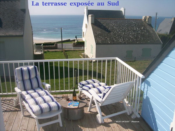 La terrasse exposée au sud avec vue sur la mer