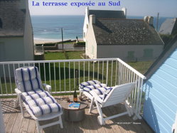 La terrasse exposée au sud avec vue sur la mer