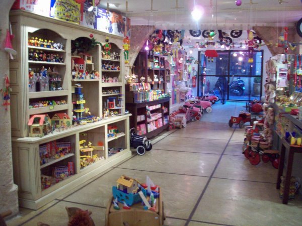 Fonds commerce Magasin jouets jeux bois 170m² rues piétonne Montpellier