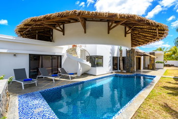 Vue panoramique sur la piscine