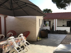 Terrasse privée dans le patio avec accès pour la piscine et le jardin