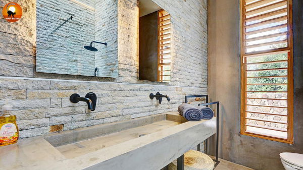 Salle de bain puit de lumière