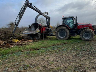 Déchiqueteuse et tracteur