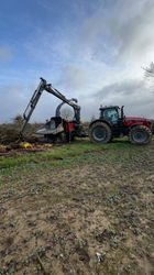 Déchiqueteuse et tracteur