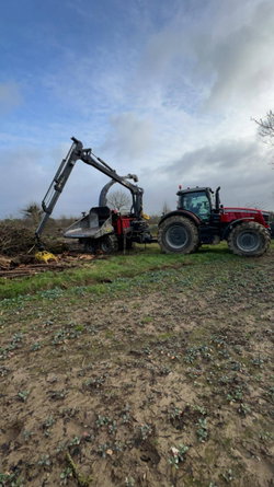 Déchiqueteuse et tracteur
