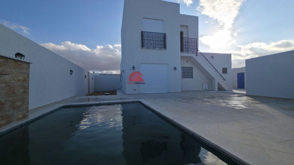 Villa moderne avec piscine