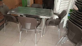 chaise et table marron