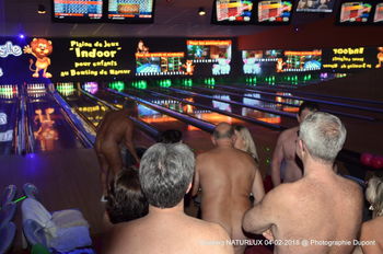 L'un de nos nombreux bowlings naturistes débutés en 2013