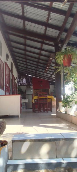 R2servoir d'eau, abri pour les équipements électroniques (groupe, pompe à eau), toilette extérieur