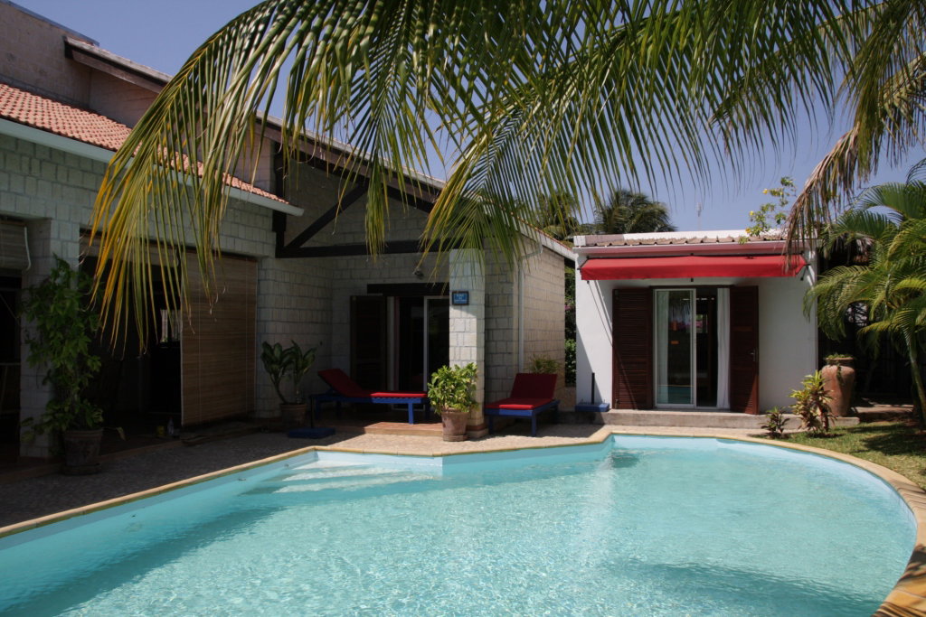Piscine et bungalow au fond