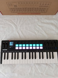 Clavier maitre 37 touches synthé sons intégrés contrôleur Midi et Interfacee audio Usb arpégiateur et séquenceur