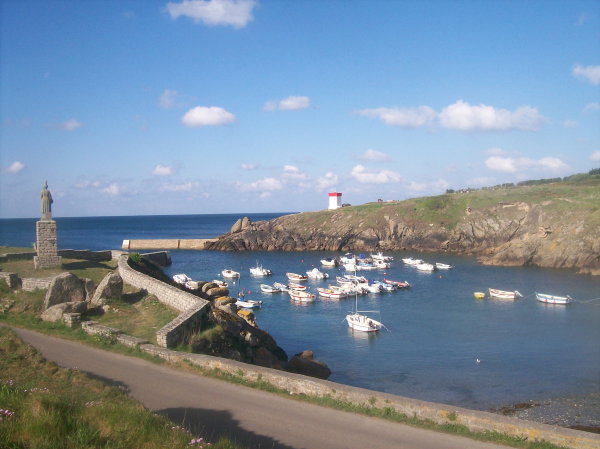 Le petit port de ''Pors-Poulhan'' près de la location