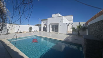 Une villa avec étage titrée à vendre Mellita Djerba ZU