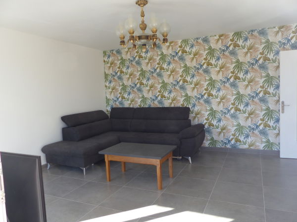 Grande pièce a vivre avec canapé d'angle convertible