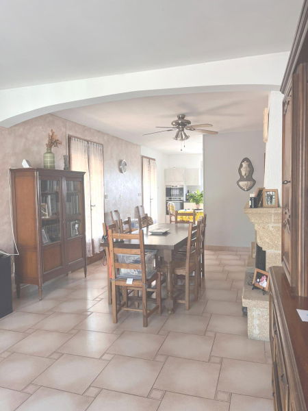 Vue du salon vers la cuisine