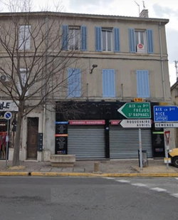 EXPOSITION MAXIMALE EN BORDURE DE ROUTE