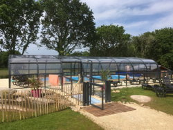 Piscine couverte et chauffée dans le parc