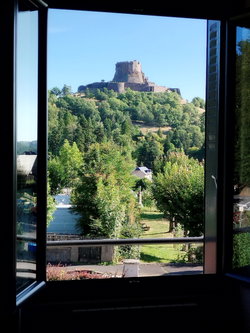 vue du salon et des 2 chambres