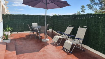 Espace extérieur avec barbecue et mobilier de jardin