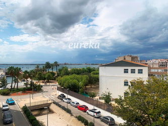 Appartement situé dans le centre de Roses, à quelques pas de la plage, du port et de nombreux commerces, services et activités. Situé au troisième et dernier étage de l'immeuble avec ascenseur, il comprend un hall d'entrée, une cuisine, une salle de bains, des toilettes, deux chambres, un salon et un balcon/terrasse.