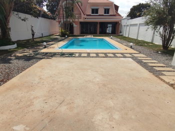 Annonce location IVANDRY GRANDE VILLA T5 JARDIN ARBORE PISCINE DANS LOTISSEMENT BONNET – 2024- Antananarivo