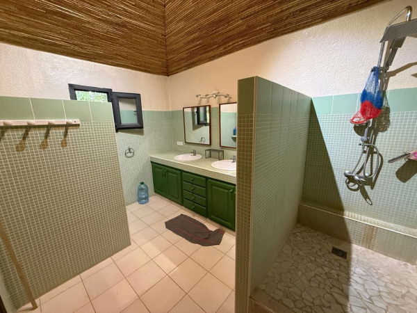 Salle d'eau spacieuse