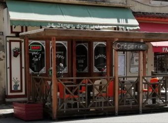 Extérieur de la crêperie avec la terrasse