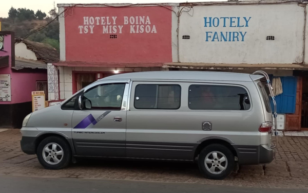 Annonce STAREX 10 PLACES CHAUFFEUR Antananarivo Madagascar