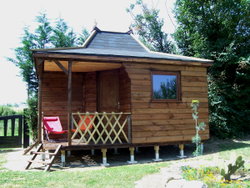 Le Pavillon Oriental qui abrite la deuxième chambre avec lits jumeaux, ainsi qu'une réserve avec toilettes sèches compostables, congélateur, jeux ...