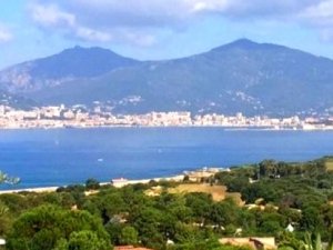 location F3 vue mer montagne Plage pied Porticcio Corse