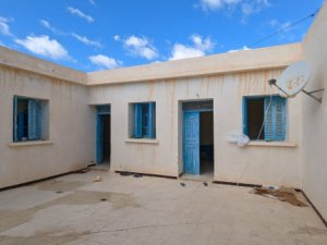 Vente Houch typique bon état 1 terrain titré zone urbaine Djerba
