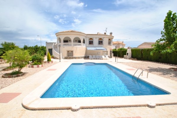 Torrevieja villa ind 130m² 4 ch 1200m² terrain grande piscine privée 60 m